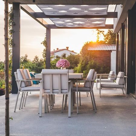 Tavarneta Estate Dobrovo Ngoại thất bức ảnh