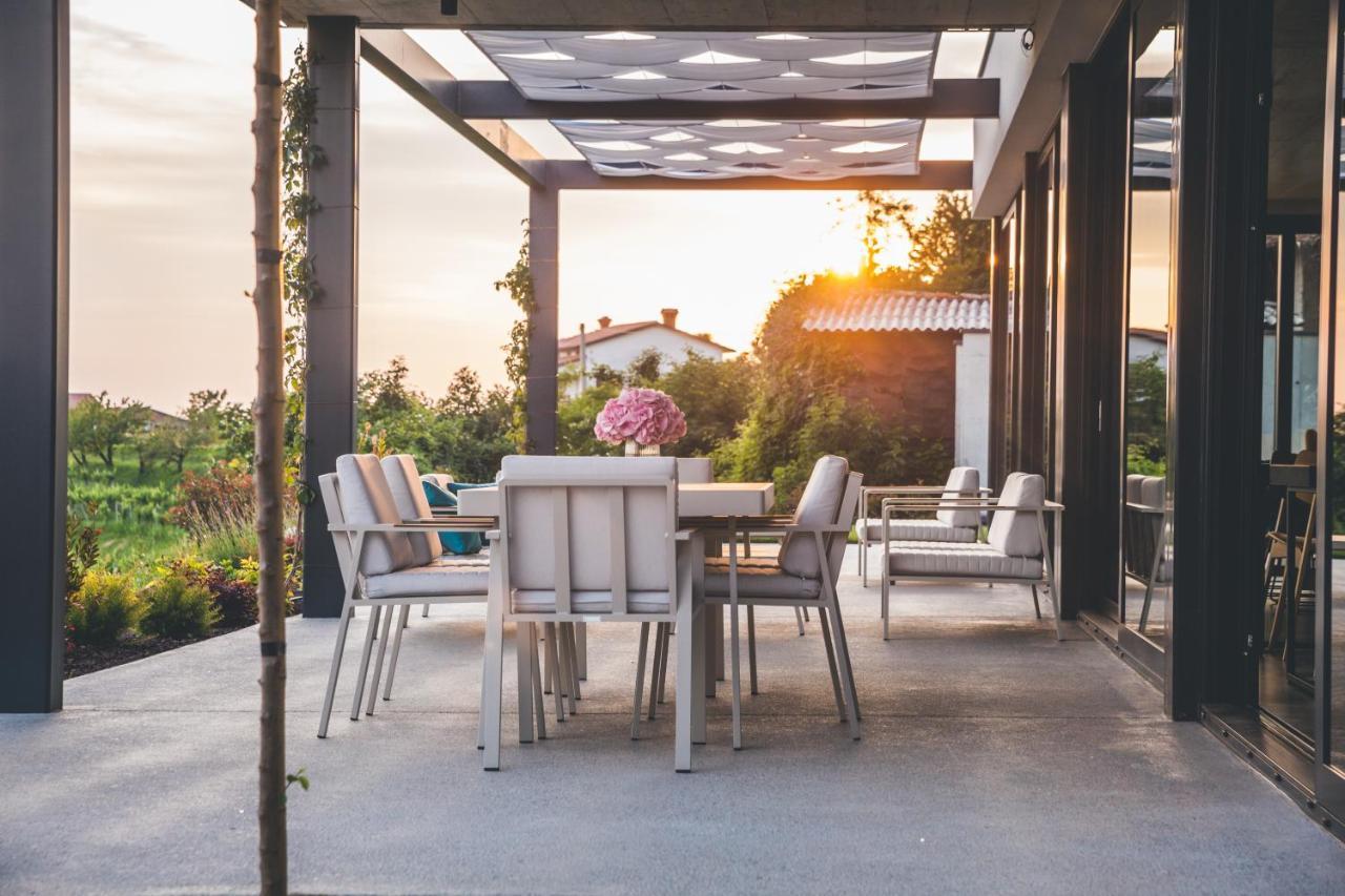 Tavarneta Estate Dobrovo Ngoại thất bức ảnh