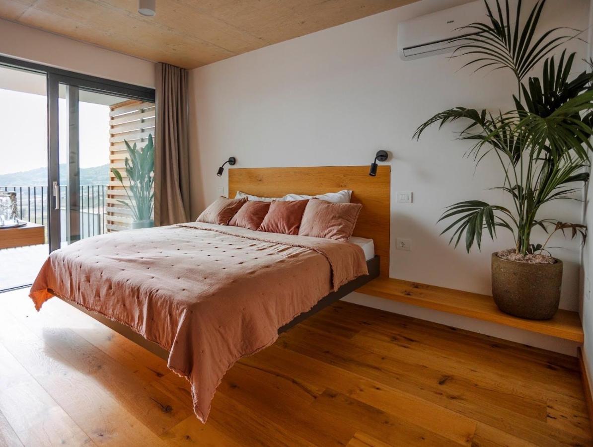 Tavarneta Estate Dobrovo Ngoại thất bức ảnh