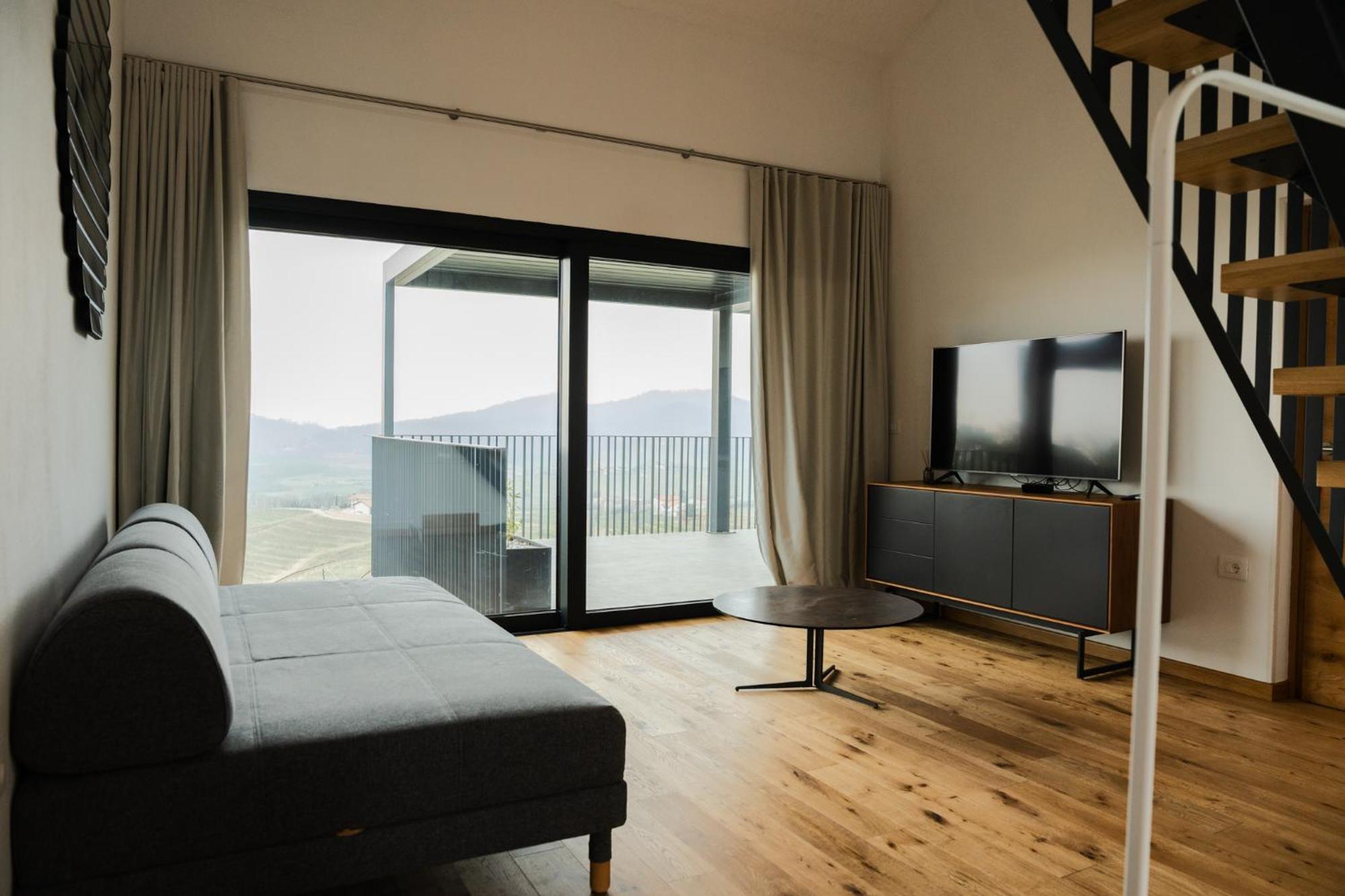 Tavarneta Estate Dobrovo Ngoại thất bức ảnh