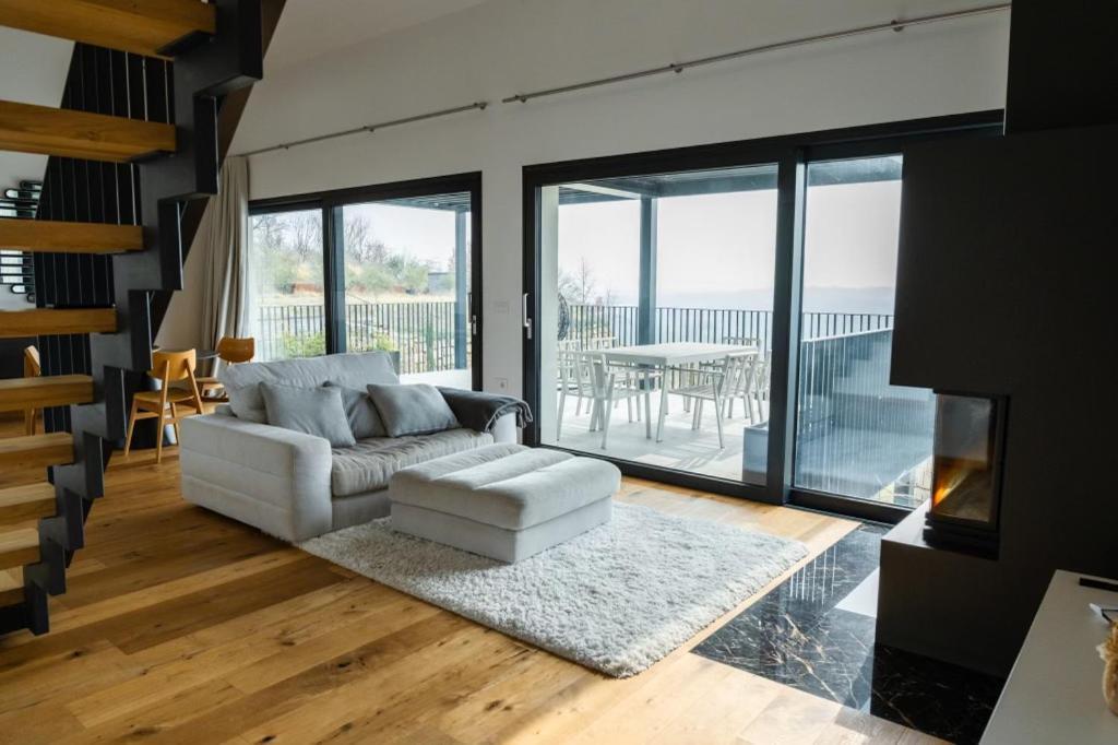 Tavarneta Estate Dobrovo Ngoại thất bức ảnh